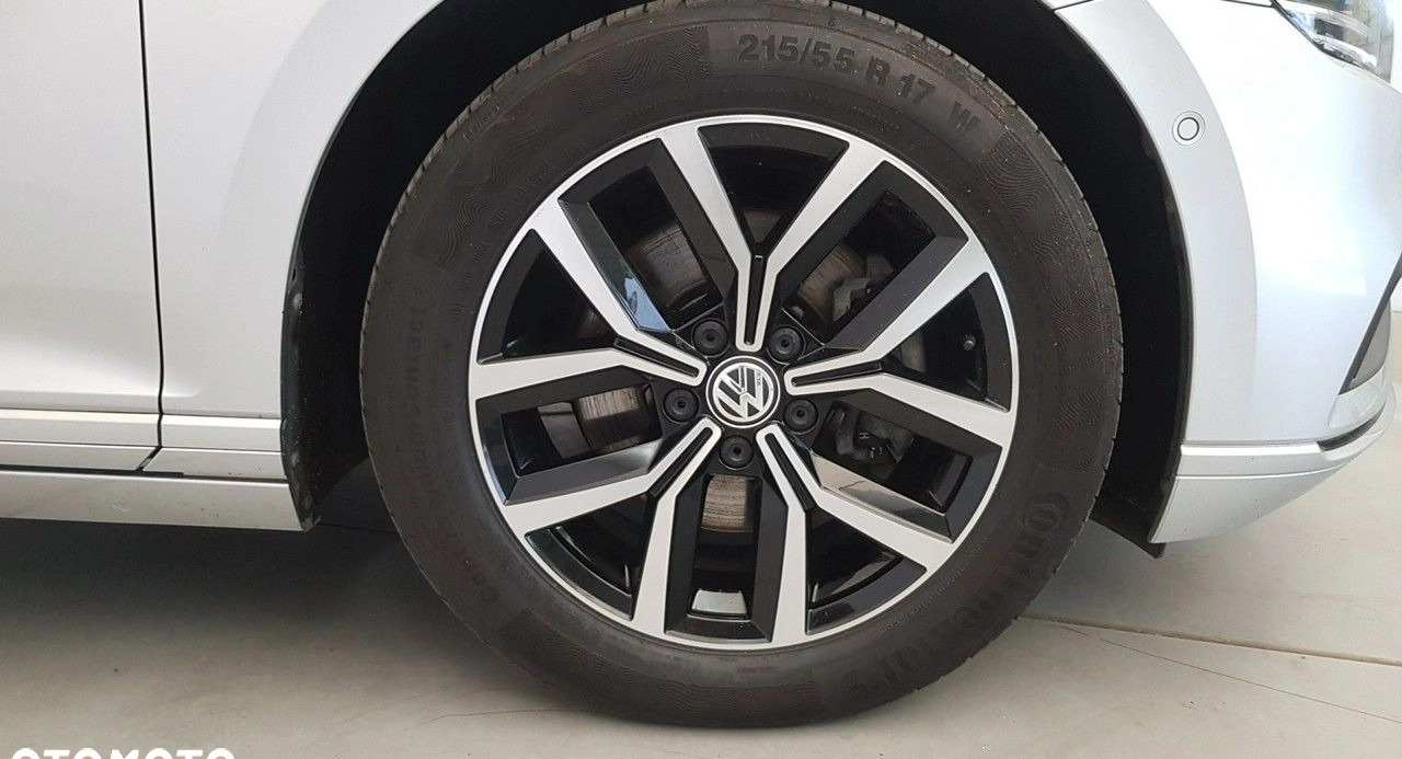 Volkswagen Passat cena 126900 przebieg: 74000, rok produkcji 2019 z Golina małe 562